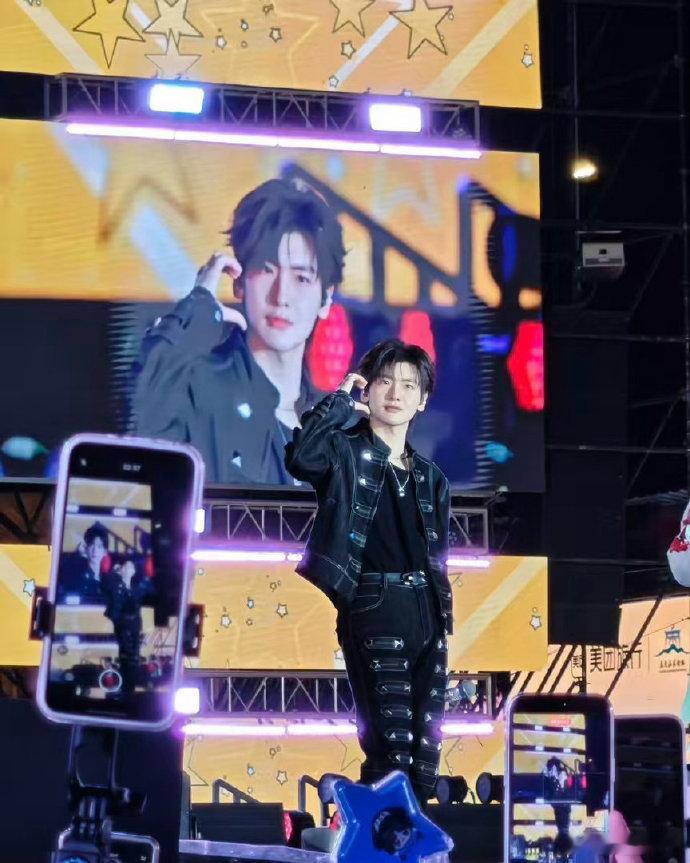 翟潇闻音乐节饭撒王者 谁还没被翟潇闻音乐节饭撒甜到，真诚又有活力，对粉丝的偏爱都