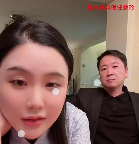 52岁赖文峰，罕见出现在小女友直播间。

就是那个和杨钰莹有过一段恋情，的大叔。