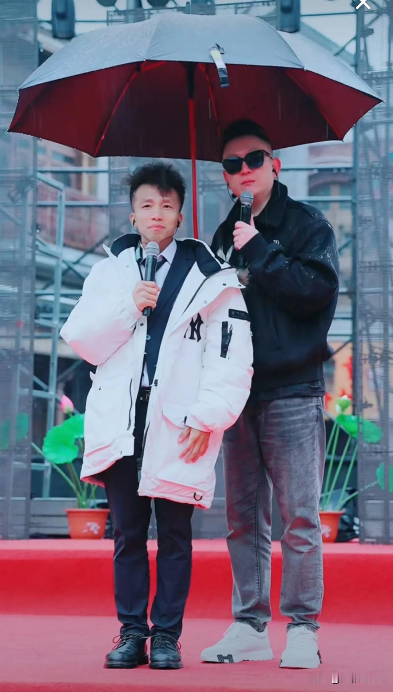 车小贩八卦主播也来助力黄毛小宝直播了，小宝也来到有才新的直播地方了，所有的才圈主