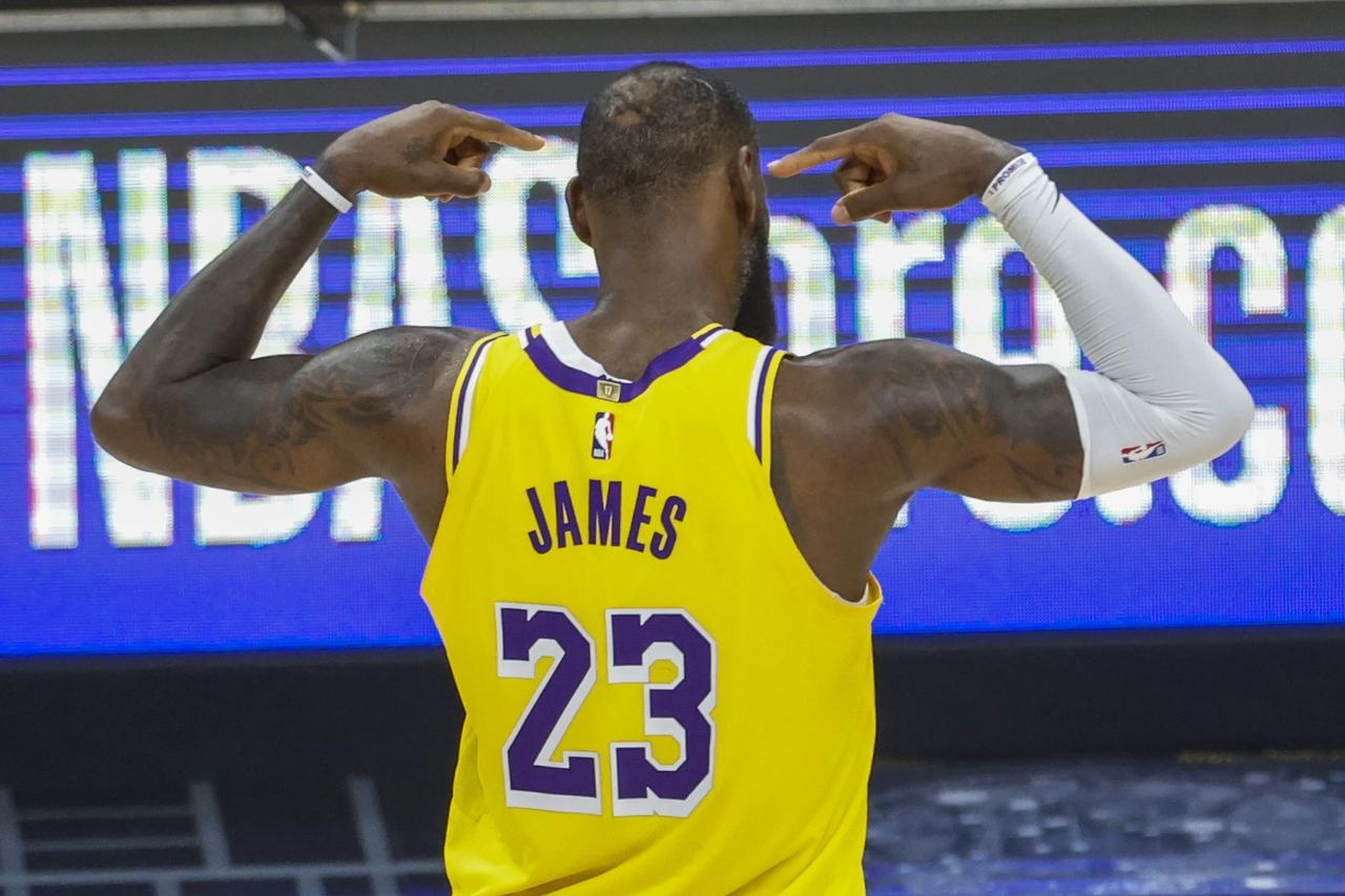 湖人今天能够战胜掘金避免被横扫，主要因为拉塞尔和里弗斯终于一起发挥了一次。

纵