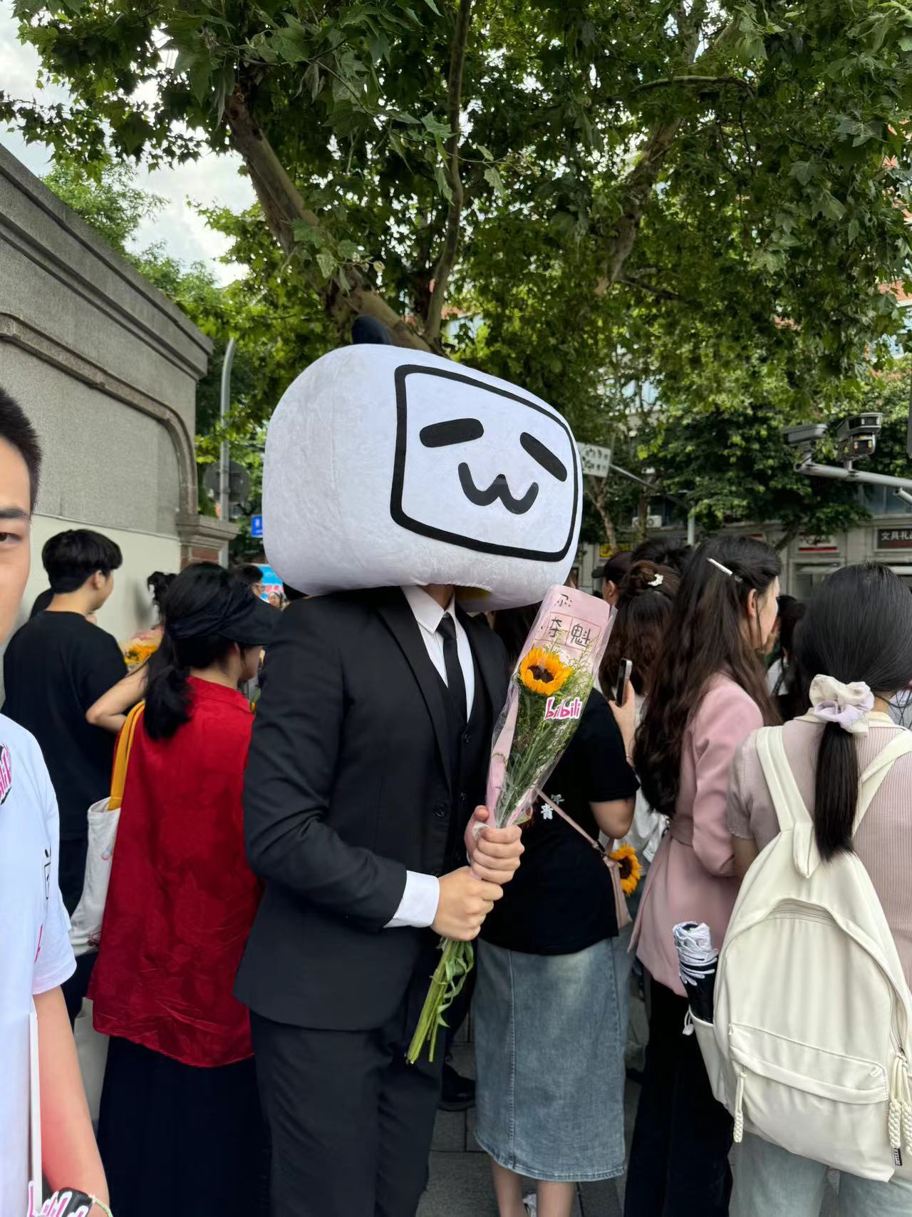 #多地高考结束# 祝贺一部分考生解放啦~今年高考跟感觉跟以往不同，不管是考生还是