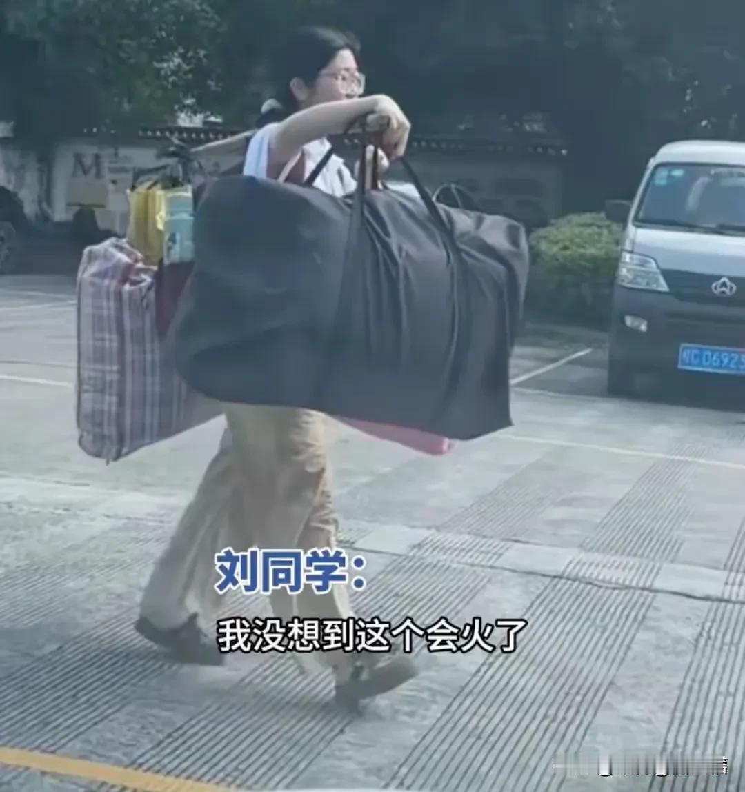 现在的社会怎么了，难道老人就该做，年轻人就该玩？想不到一个读书的年轻女孩只因用扁