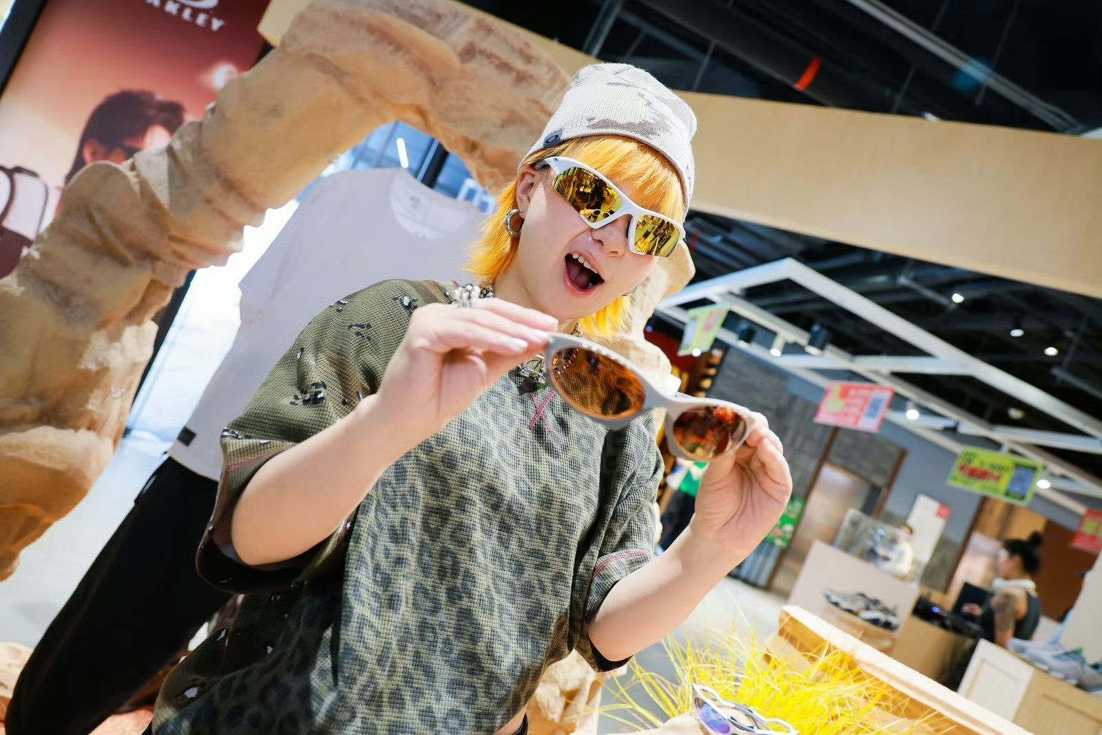 Oakley 与 Torties 在上海 TX 淮海联手打造一间限时体验空间。空