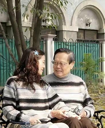 看到杨振宁先生去世的消息，心里挺平静的。103岁，一辈子活得够厚重，寿终正寝，这