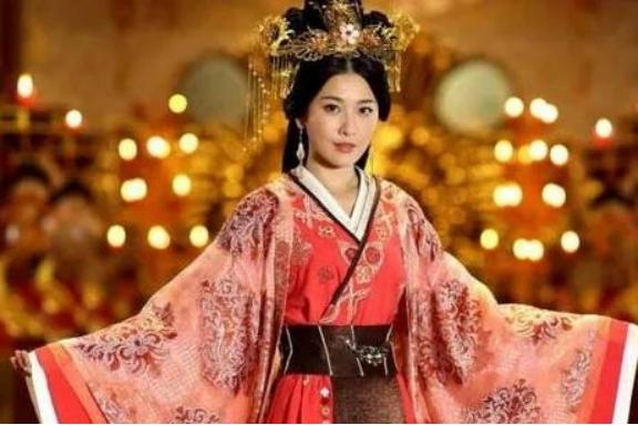 卫青32岁时，迎娶43岁已经三婚的寡妇平阳公主。洞房之夜，娇妻坐在榻上刚准备服侍