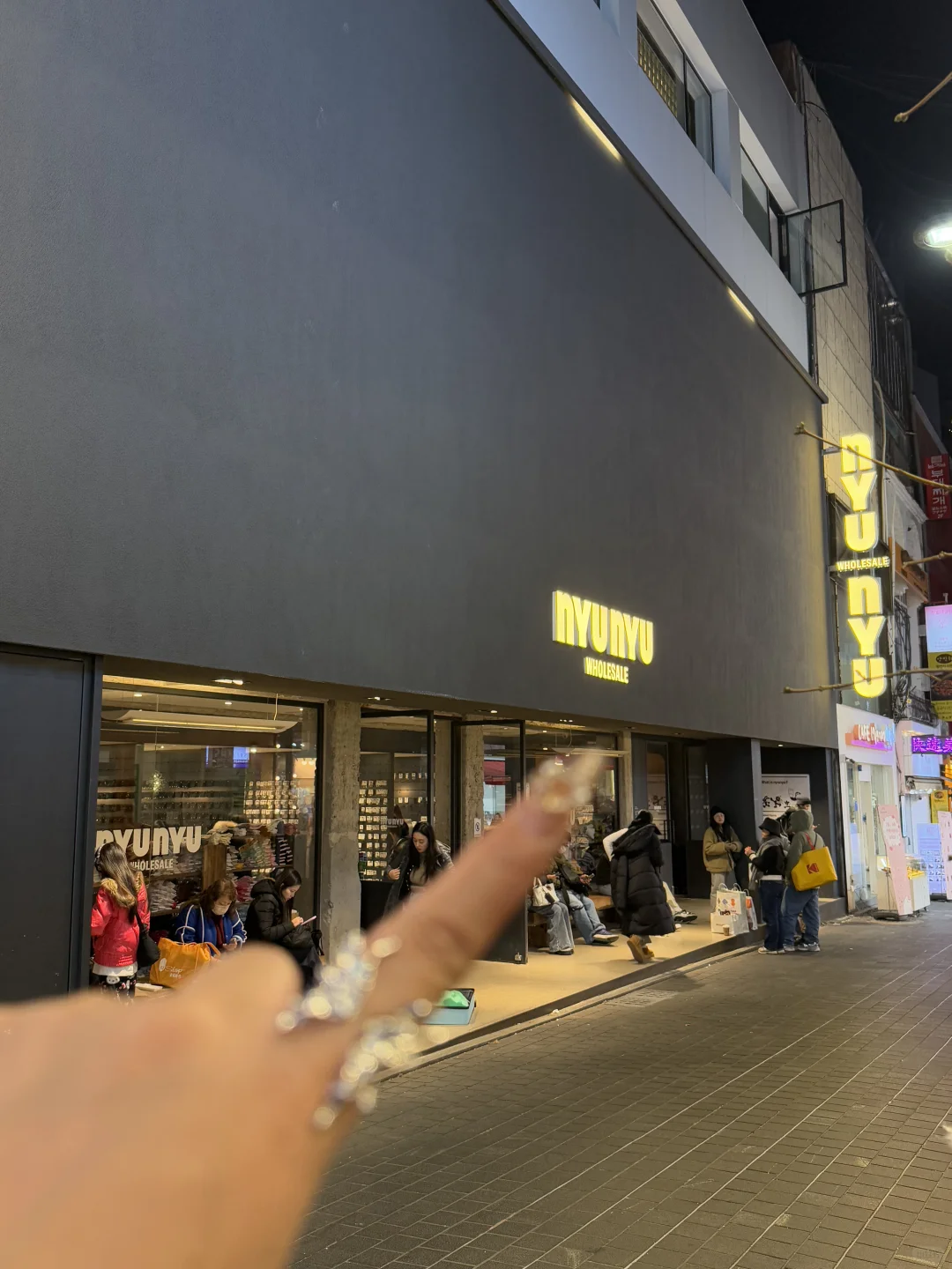 来明洞记住这个位置！！均价50r买一堆！！
