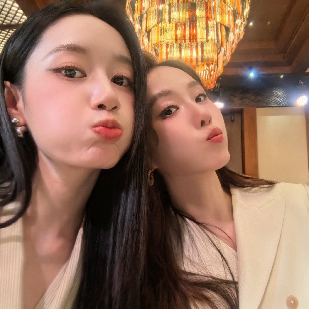 刘诗诗郭晓婷贴贴自拍郭晓婷你们的镜头里没有仙女吧这不是龙葵和花楹吗 郭晓婷分享可