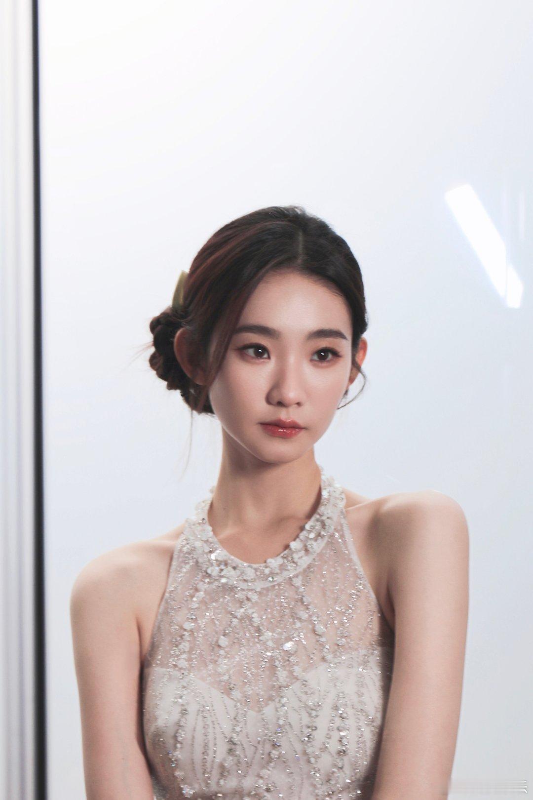 #硬糖少女303##张艺凡# 今日份糖妹新鲜物料张艺凡湖南卫视元宵喜乐会新花絮照