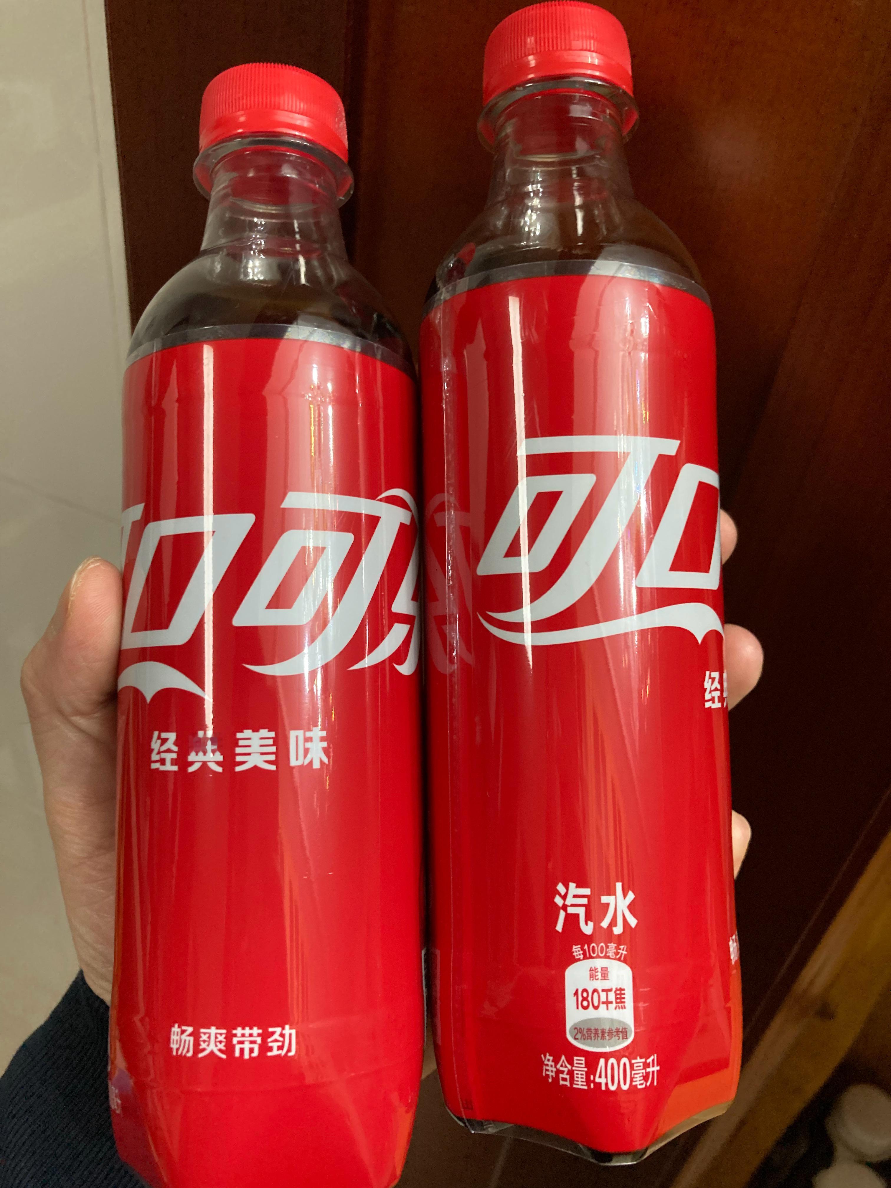 发现中百上了这种简装版可乐，400毫升2块3一瓶，乍看还以为是啥低劣仿冒