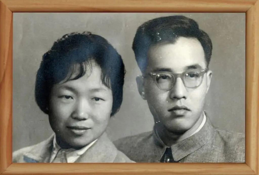 “真是伟大的老夫妻”上海，一对老夫妻，无儿无女，平时17元盒饭吃两顿，镜腿用胶布