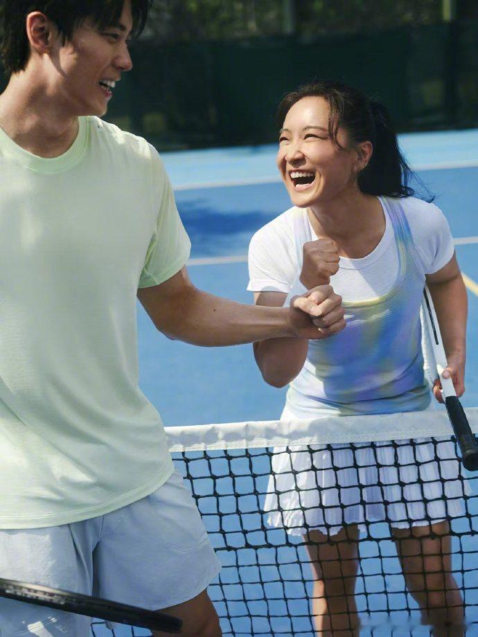 贾玲营业贾玲打网球健康美感  贾玲营业了，打网球健康美感的玲姐，终于是营业了，好