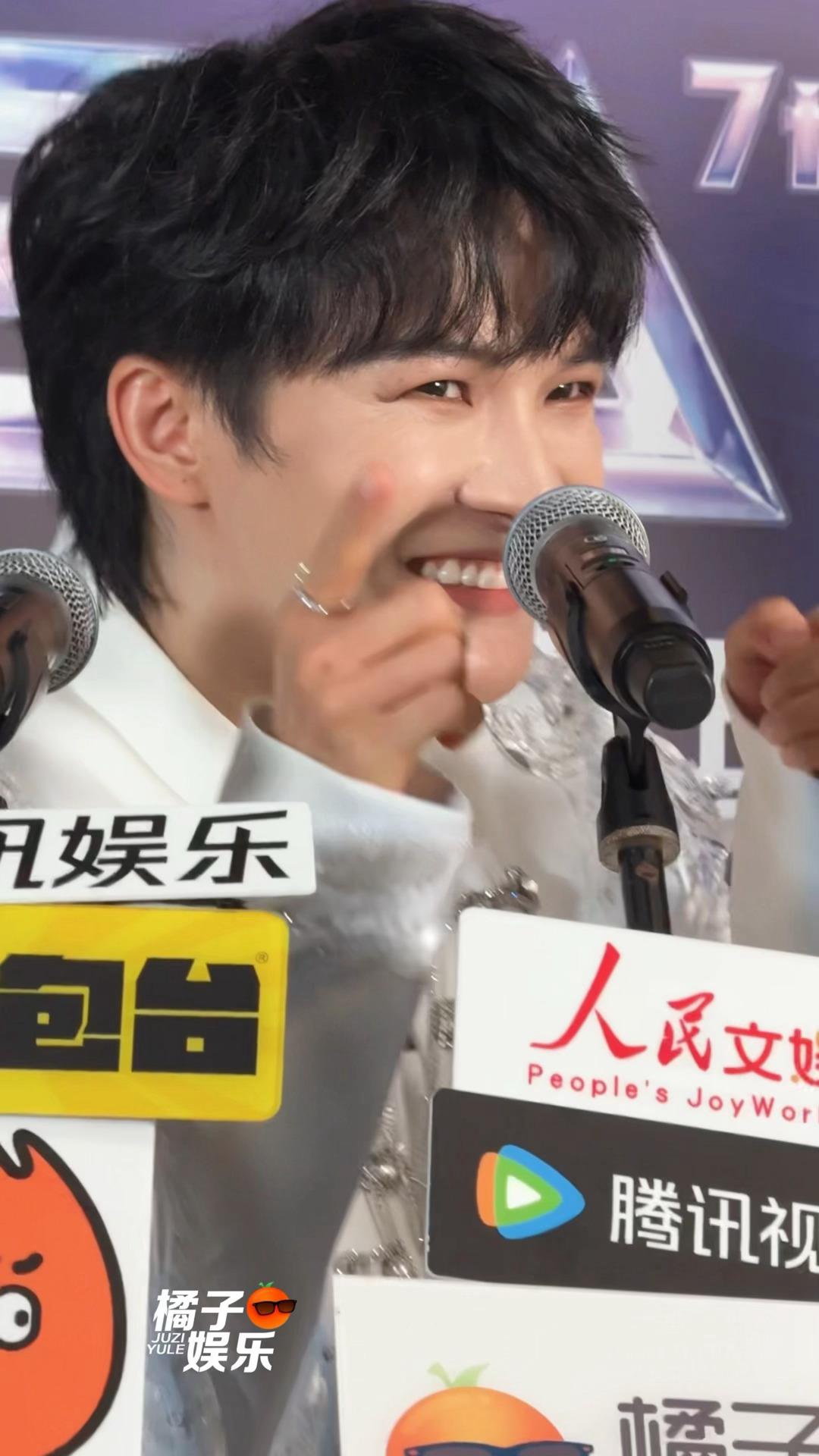 周深不吃压力但是爱生米～～谁家甜豆！

周深不吃压力但是爱生米
周深不吃压力但是