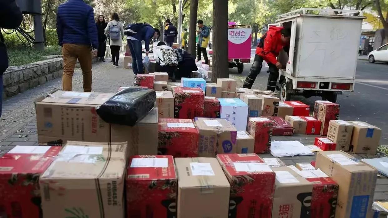 大家发现了吗？今年双11发生了三个怪相，风向彻底变了！
 
第一个，电商静悄悄。