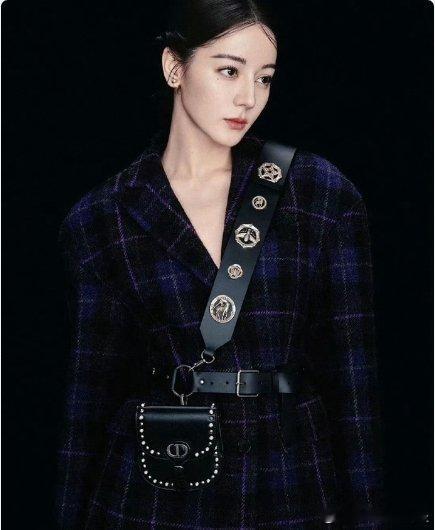 迪丽热巴野生美女妆  金鹤龙给热巴化的野生美女妆，复古摩登高级感满满，我们巴巴这