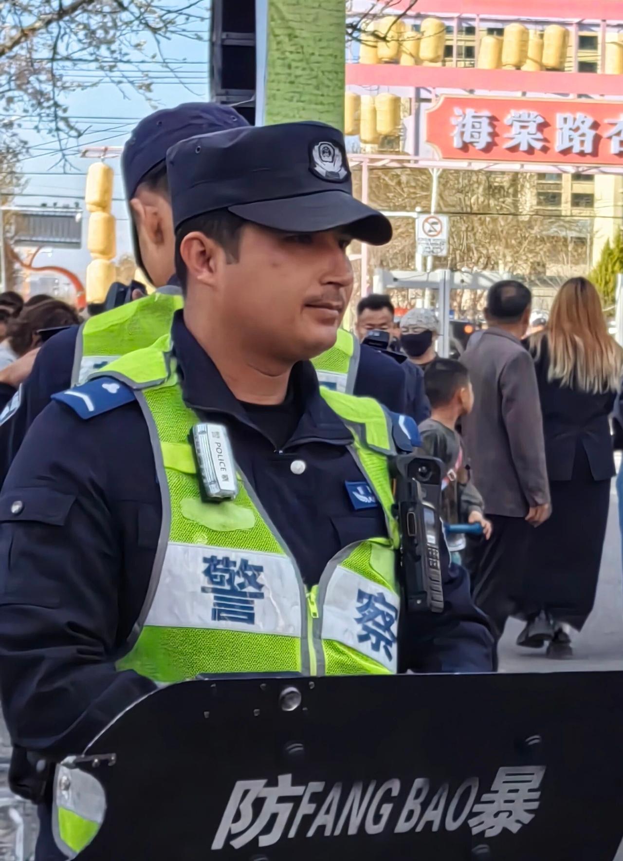 根据多地公安机关公开的辅警培训实践，‌战术格斗与徒手防卫控制‌是常见培训内容。