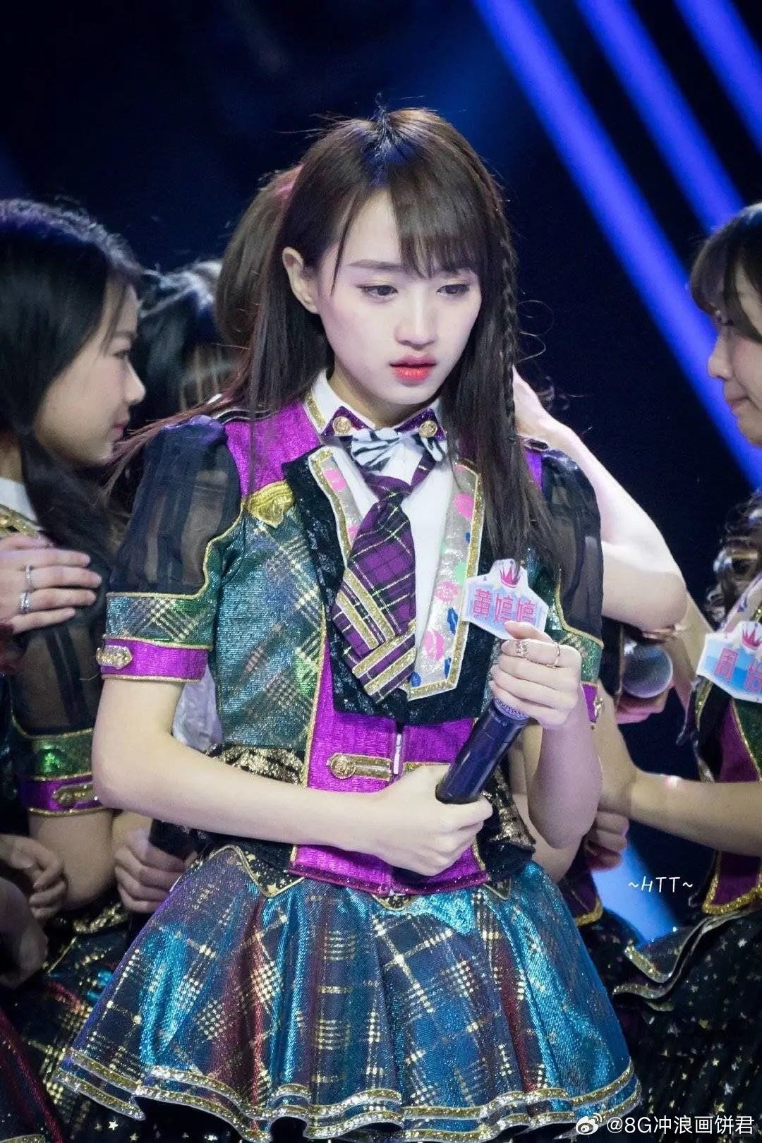 黄婷婷回应眼神没戏表情木讷无限超越班“AI甜妹”又如何？她把标签活成盔甲。黄婷婷