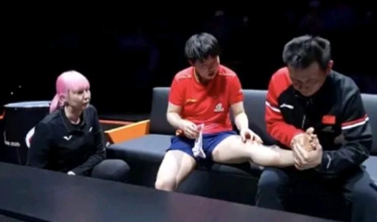 为什么孙颖莎女单退赛了 ，但是混双只能坚持带伤打？
原因很简单，因为得罪不起莎头