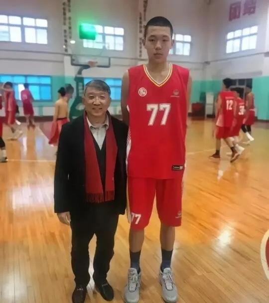 宫鲁鸣在杨瀚森年轻时候就认识了，进步才能这么快