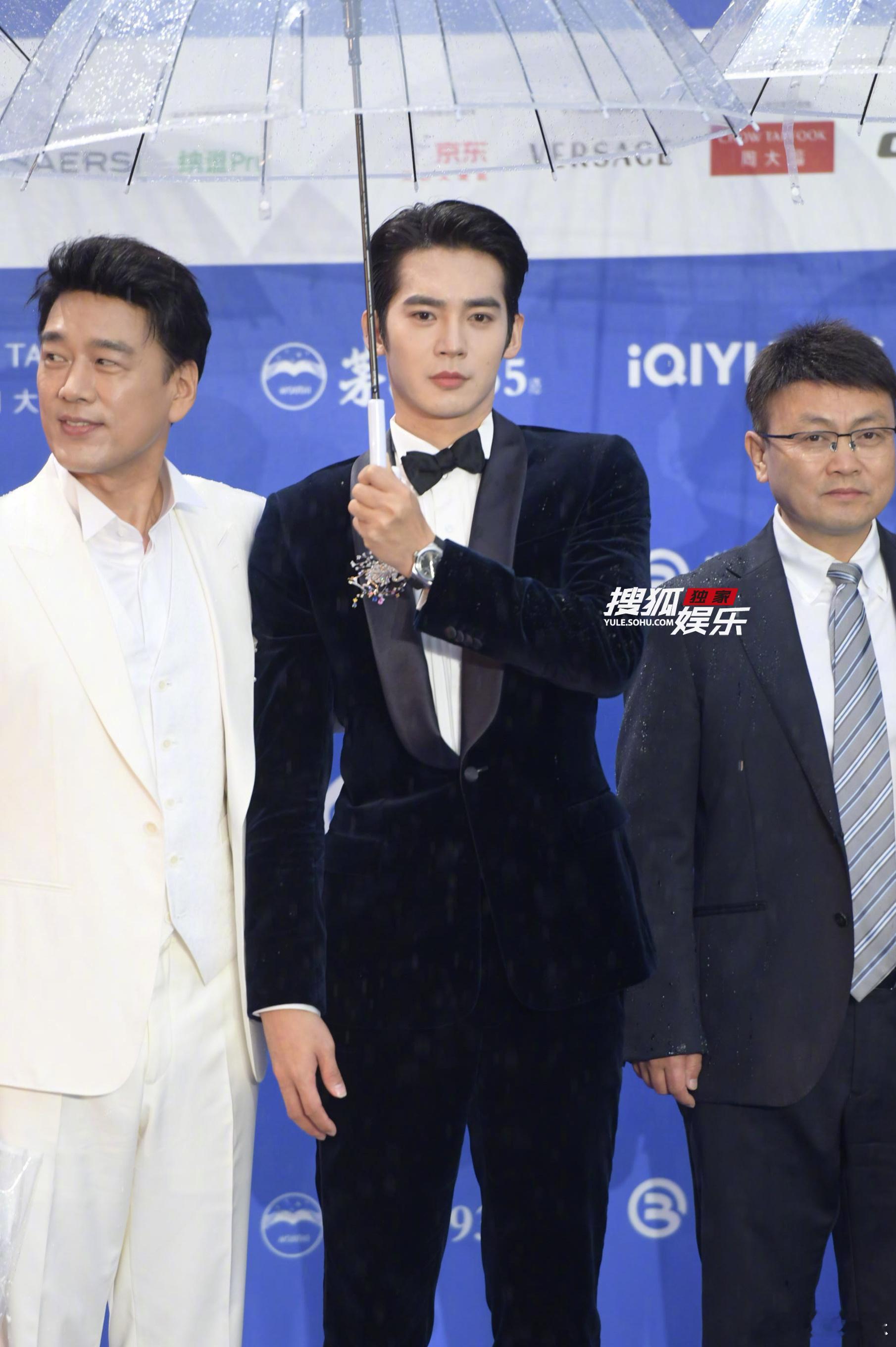 于适许魏洲红毯踮脚 谁能想到红毯上还能磕到这种反差萌！于适许魏洲表面板正帅气，实