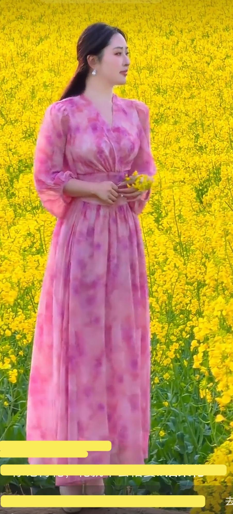 花间美人影，风中笑语生。