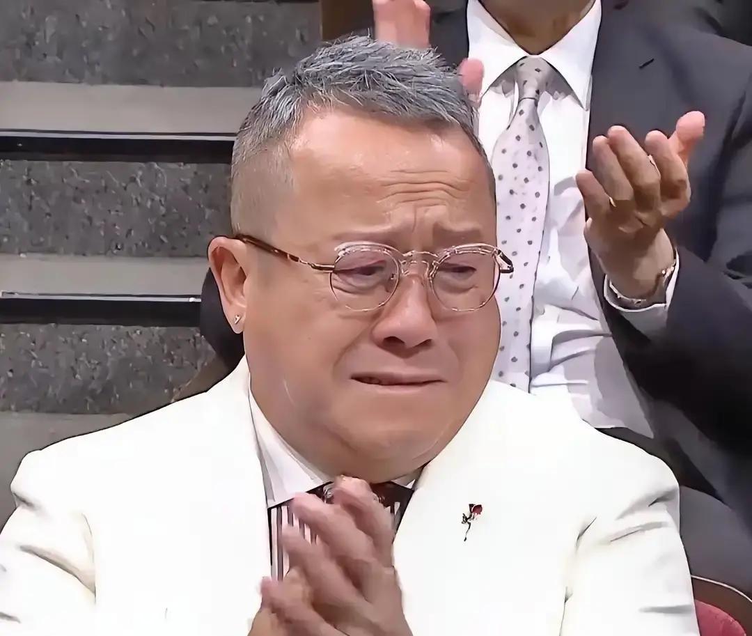 林盛斌终于把“最佳男主持”抱回家，转身一激动，啪，奖杯断成两截。
 
尴尬？不存