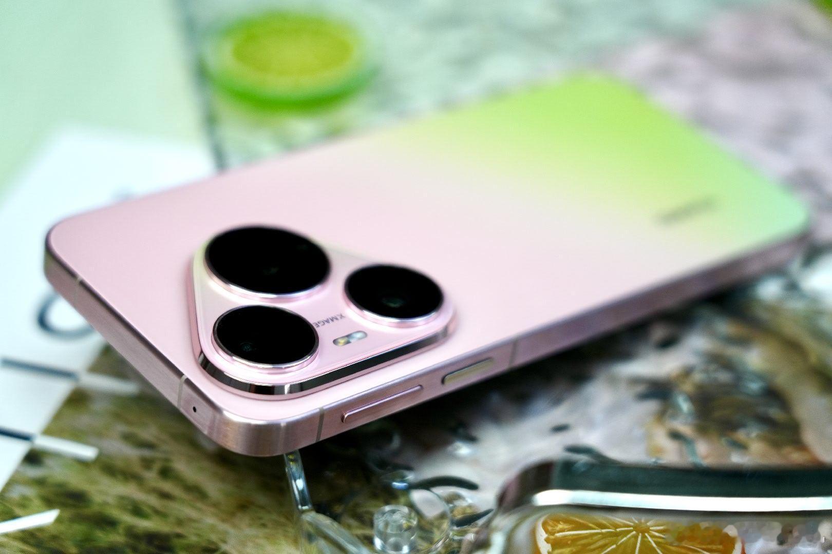 当春日晚风撞上多汁芭乐，直接把这份甜揉进机身里，粉红芭乐配色太会了！低饱和粉调里