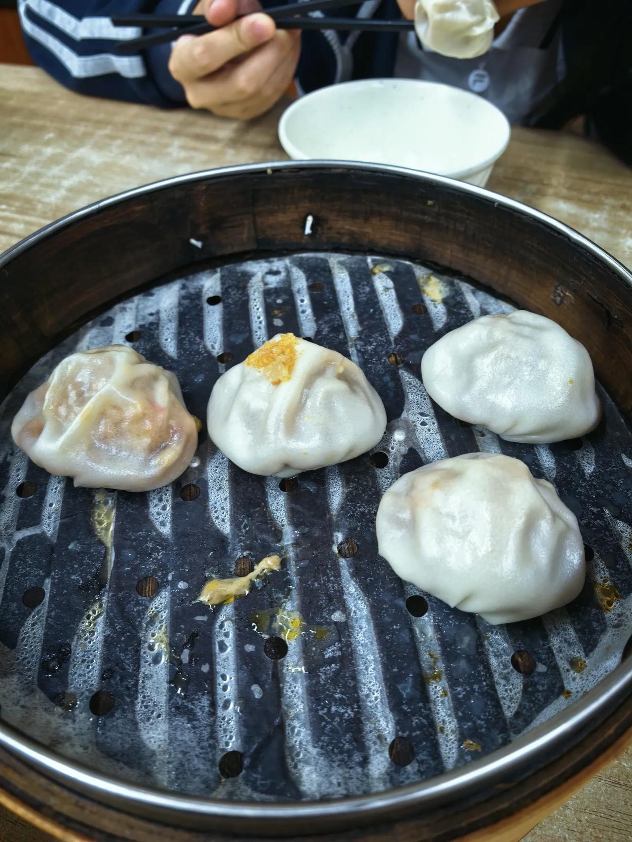 今天早上起了个早，陪孩子出来有点事，然后就在仙鹤门这边找了一家金陵汤包的店吃了一