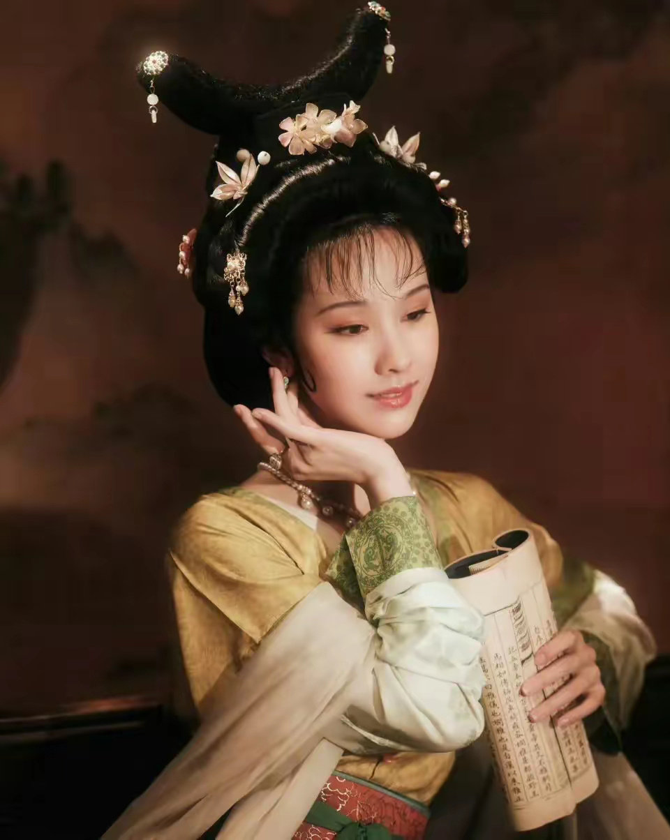 谁给陈都灵安排的头套 像是庆奶那版的武则天 ​​​