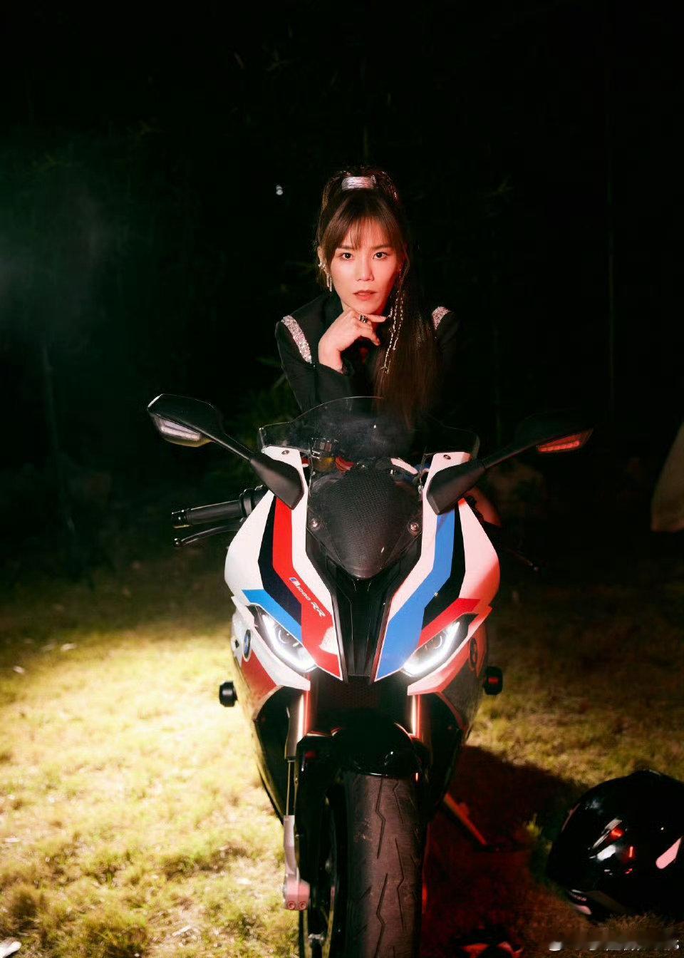 内娱对李佳薇的开发程度不足一半 内娱对李佳薇开发太没“深度”！销冠身份加分，段子