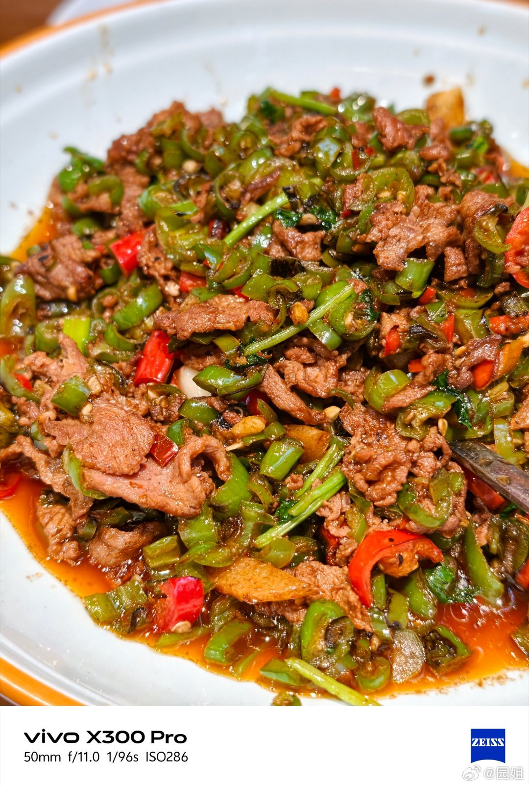 随便找了一家菜馆，没想到菜的味道不错，而且卖相相当好，图三这个薄荷排骨第一次吃，