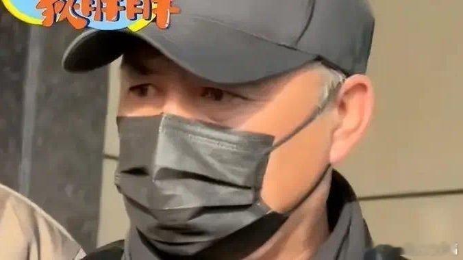 凤凰新闻【何晴葬礼“黑衣男”是谁？许亚军穿一身白衣，在美国陪幺儿吃中餐】何晴葬礼