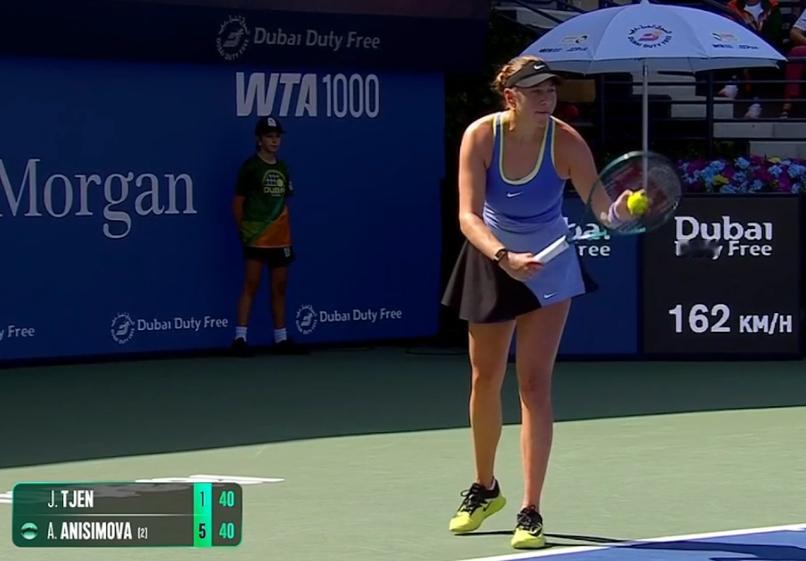 有人过年期间在家看网球吗？阿尼西莫娃这场镜头切主机位的时候你们看得见球么？这个光