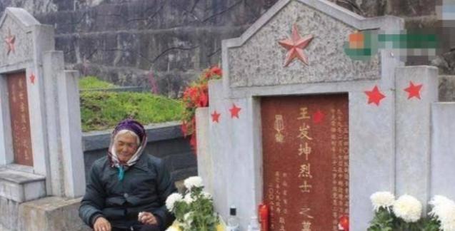 1979年，一位战士壮烈牺牲，妻子拒绝改嫁，28年后，妻子借了2000元作为路费