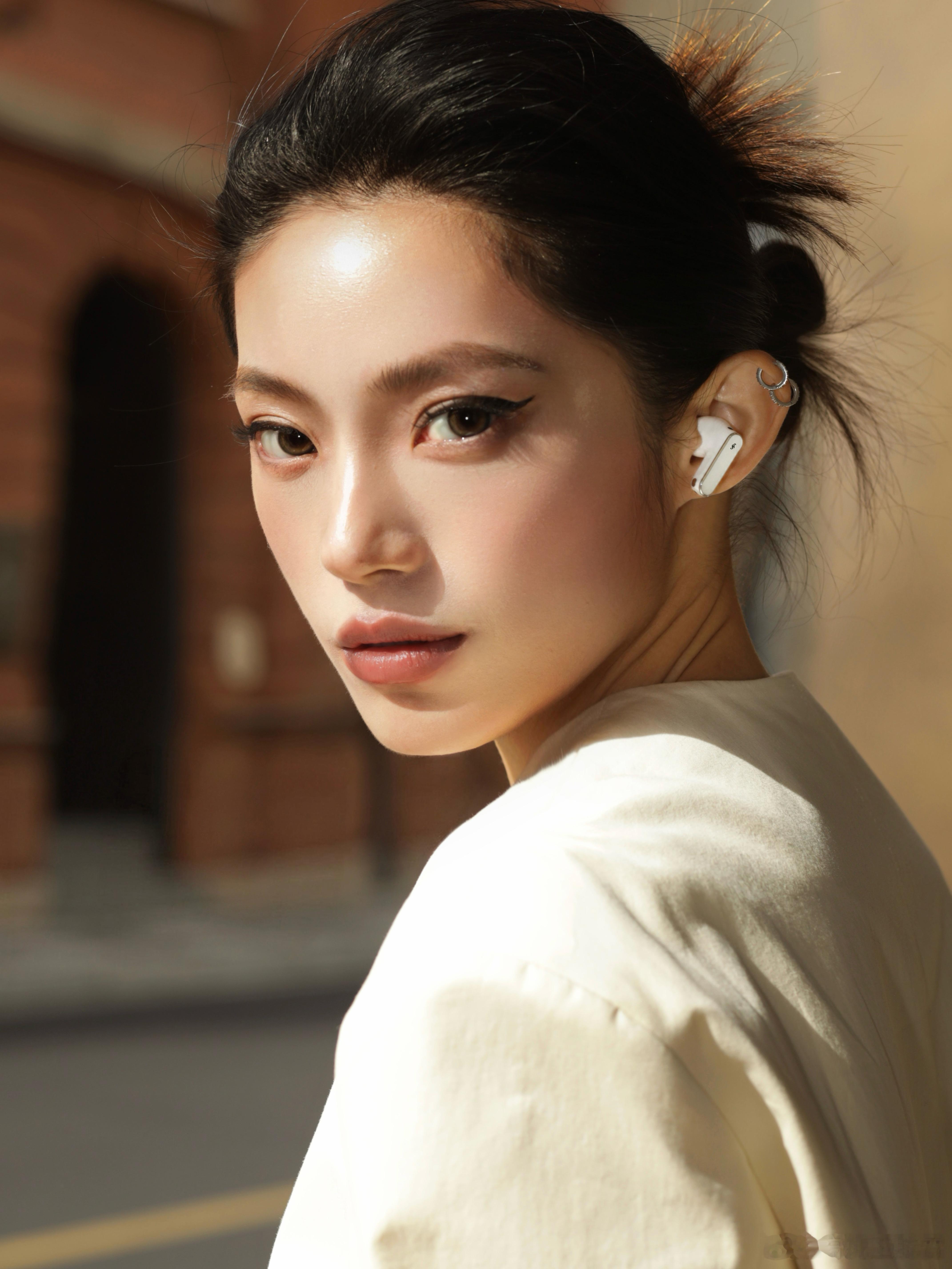 刚看谭维维40种乐器重新演绎向山野，有被音质震撼到！没想到无线耳机能把这么多乐器