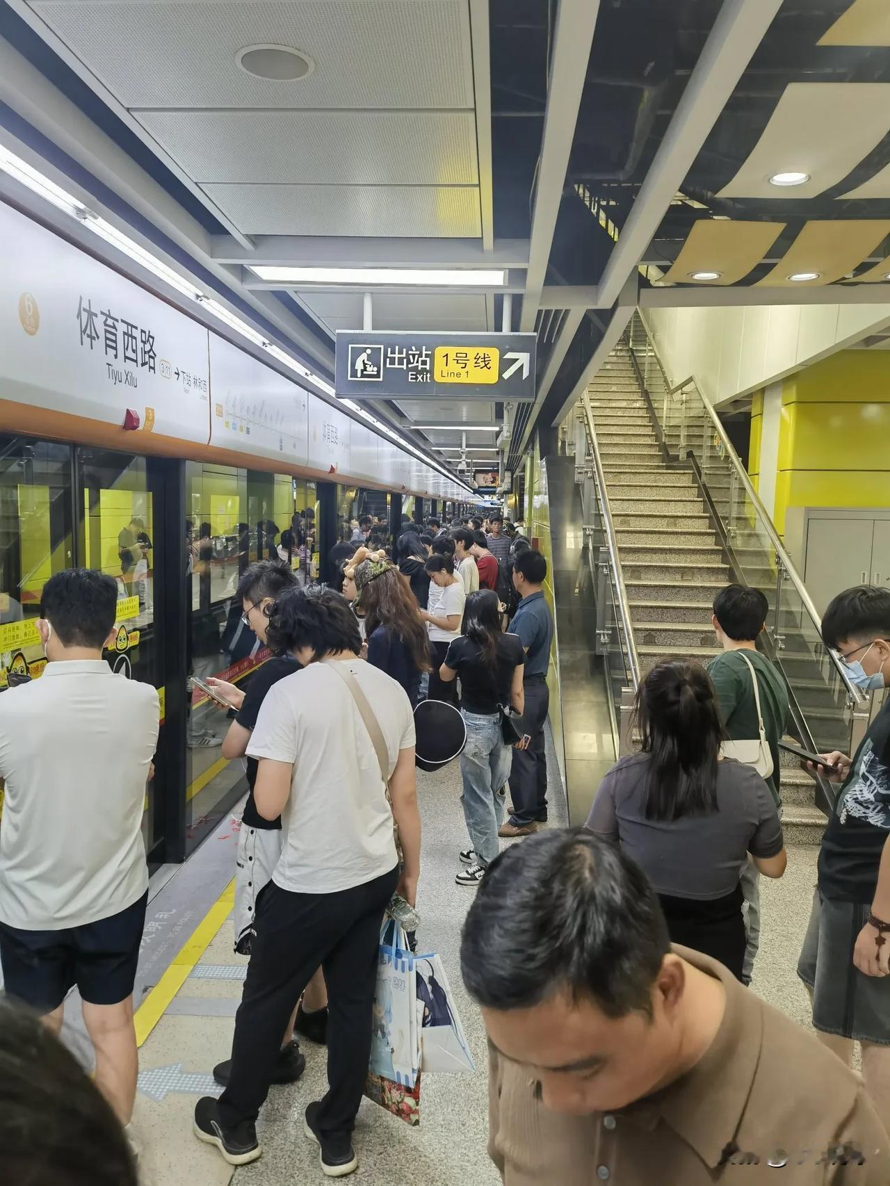 国庆节的体育西太可怕了，都已经晚上11点多了，还这么多人，地狱西之名真不是盖的。
