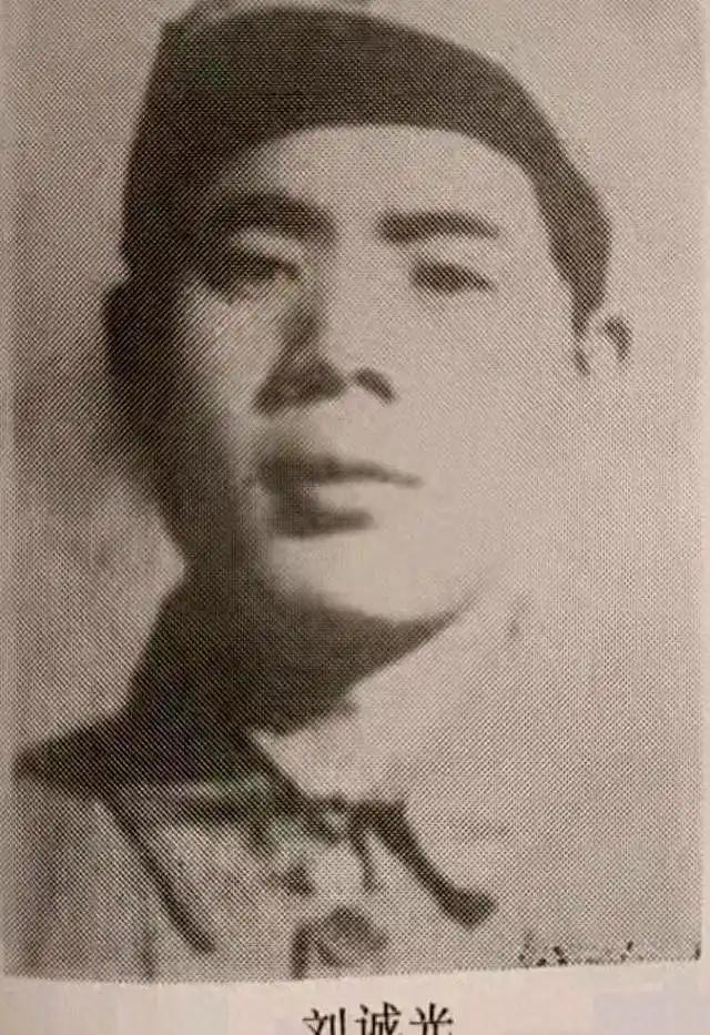 1942年春，五十多个中共的高级干部，被自己人卖了，困在甲山顶上，面对三千日军围