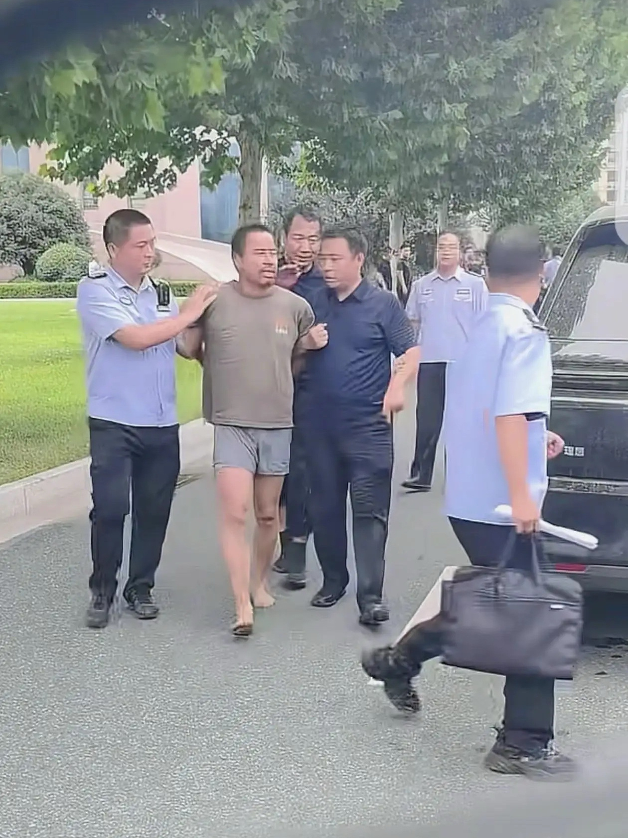 十日追逃，嫌犯终落网！一件邻里小事酿成命案，冲动毁了两个家庭，也庆幸警方快速抓捕