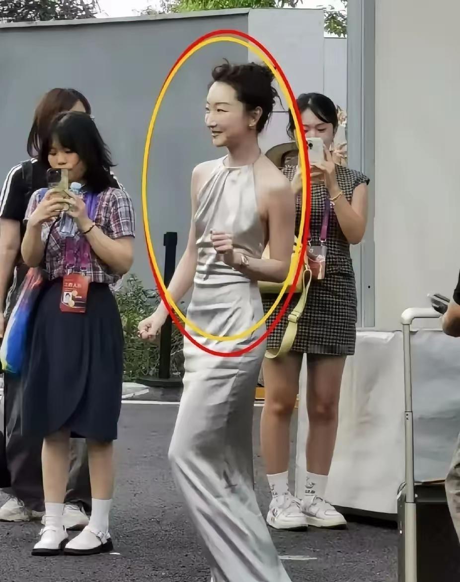 一直都觉得周冬雨长得是娇小玲珑型类，原来她个子这么高，跟旁边的人站一起，显得她鹤