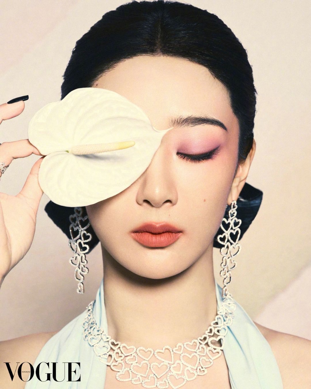 杨紫顶级女刊开年封面，是实打实的“开门红”。作为开年第一份时尚答卷，她用表现力证