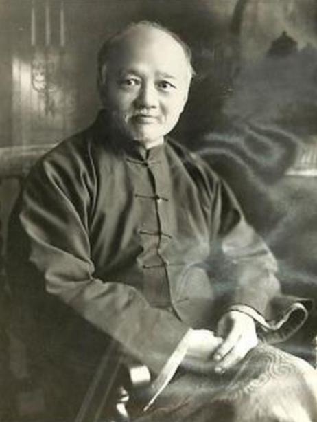 1926 年集会演讲现场，吴稚晖嫌皮鞋闷热拘束，直接当众脱下鞋子光着双脚走上讲台