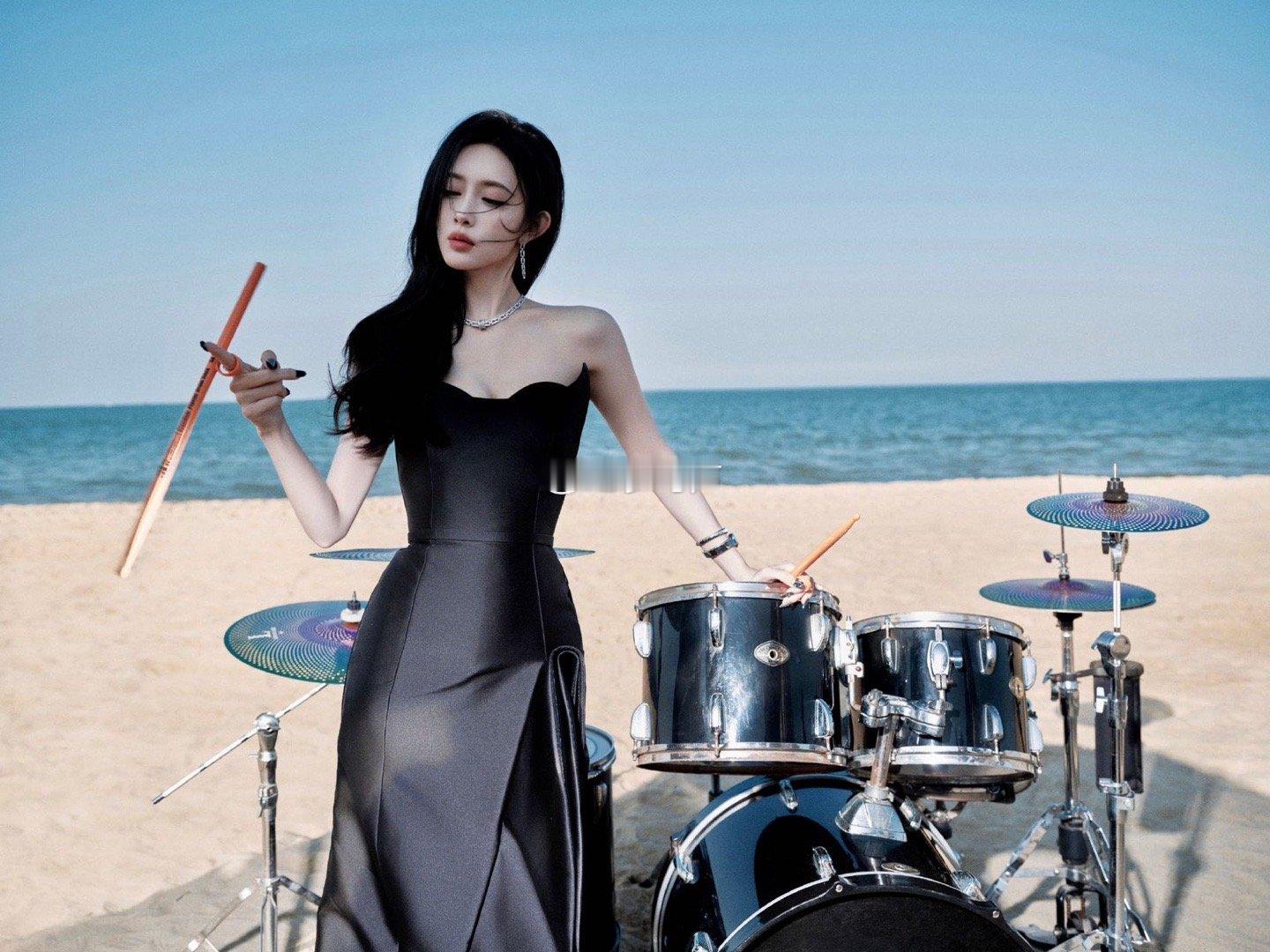 孟子义黑裙天使翅膀海边黑天使孟子义惊艳亮相！黑裙造型酷飒十足，脸蛋天才实至名归。