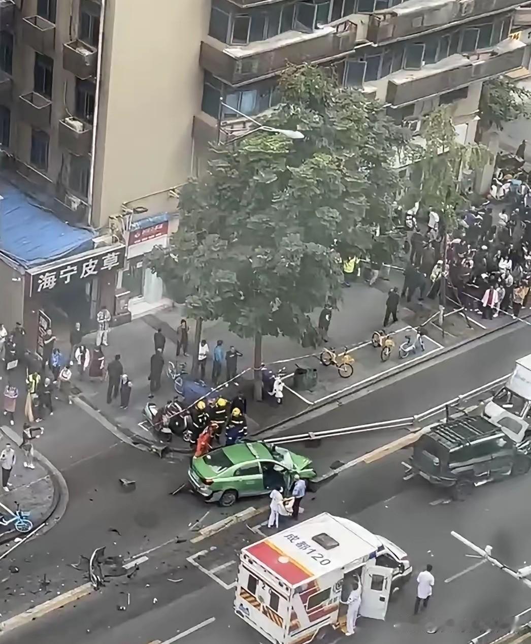上午成都市区草市街附近发生了一起交通事故，一辆越野突然失控驶入对向车道，一瞬间造