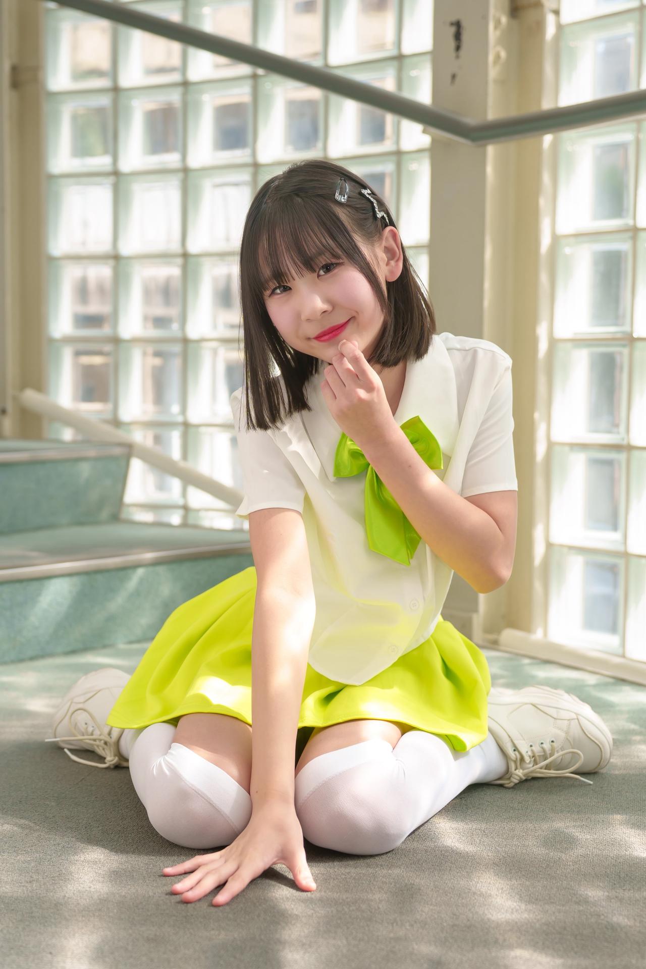 青衫映日影，绿裙拂风轻