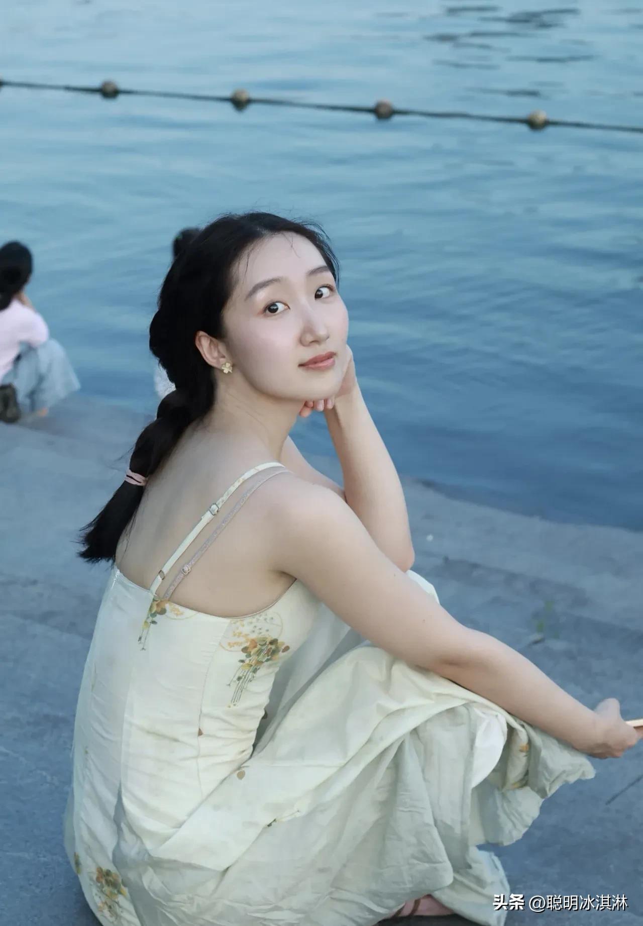 湖畔女孩的日常，
是风与水的诗篇。  
漫步湖岸，裙角轻扬，
心随波光荡漾。  