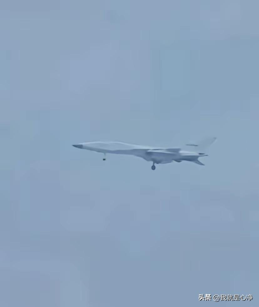 据说这张照片是咱们八爷改装成无人机的样子
歼八战斗机，老当益壮，不载人了，直接换