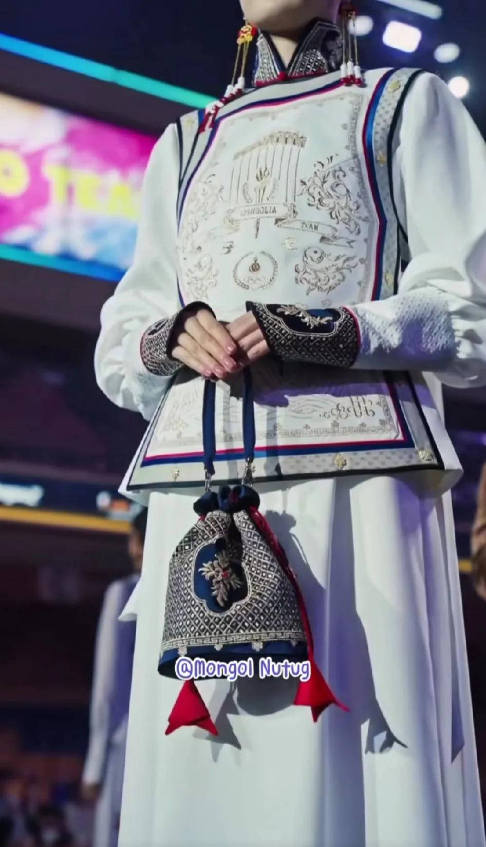 蒙古网民：“为什么我们的奥运服那么多中国元素”。
蒙古公布的奥运会服饰一发布，马