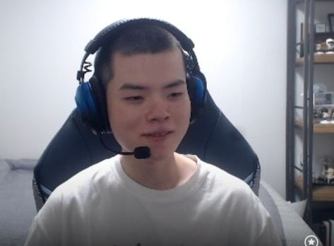 Deft在今天晚上的直播中，以寸头出镜，明天好像就要去报道了Deft曾效力于SS
