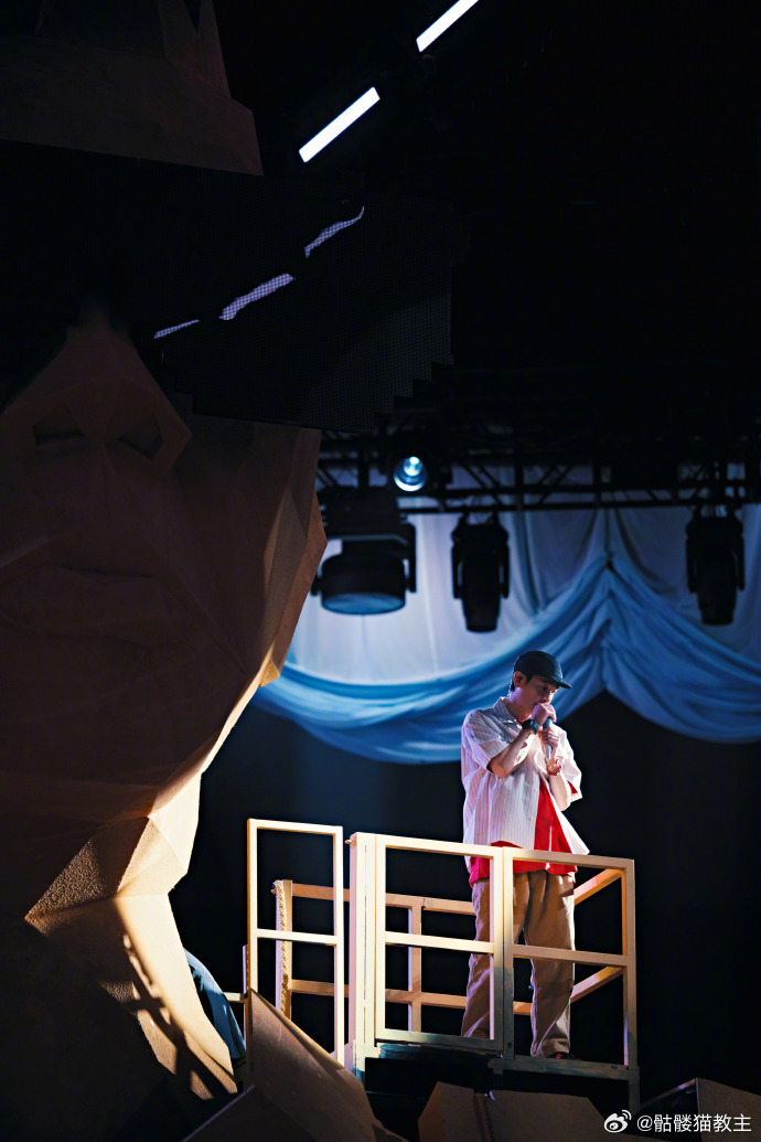 陈小春边哭边改陈小春BIGMAN人一个巡演路人本来无感，看完他边哭边整改舞台的幕