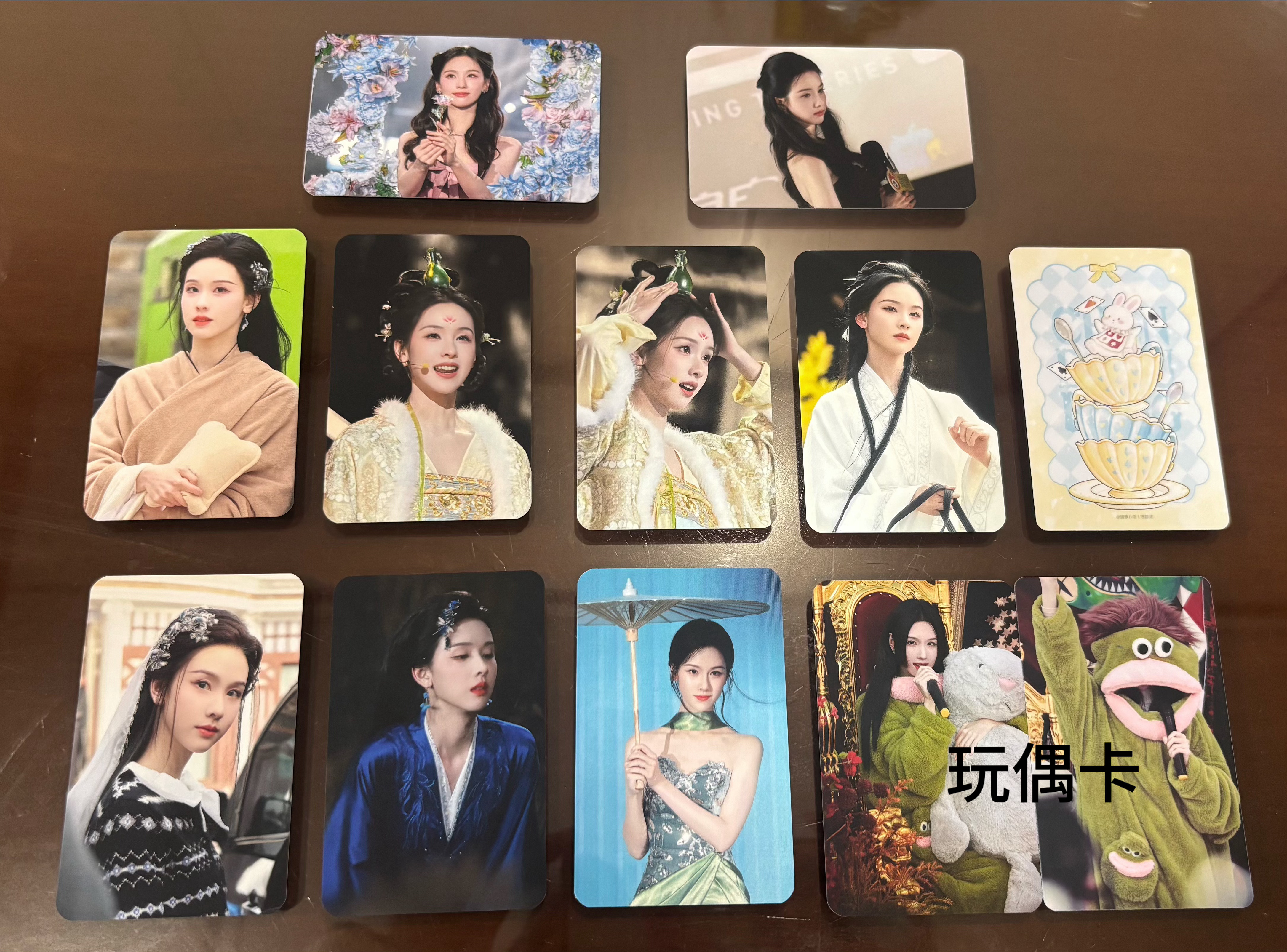 卡面展示（图为室内灯光下拍摄）因为后台私信的卡面实在很难抉择，所以全员追加小卡增