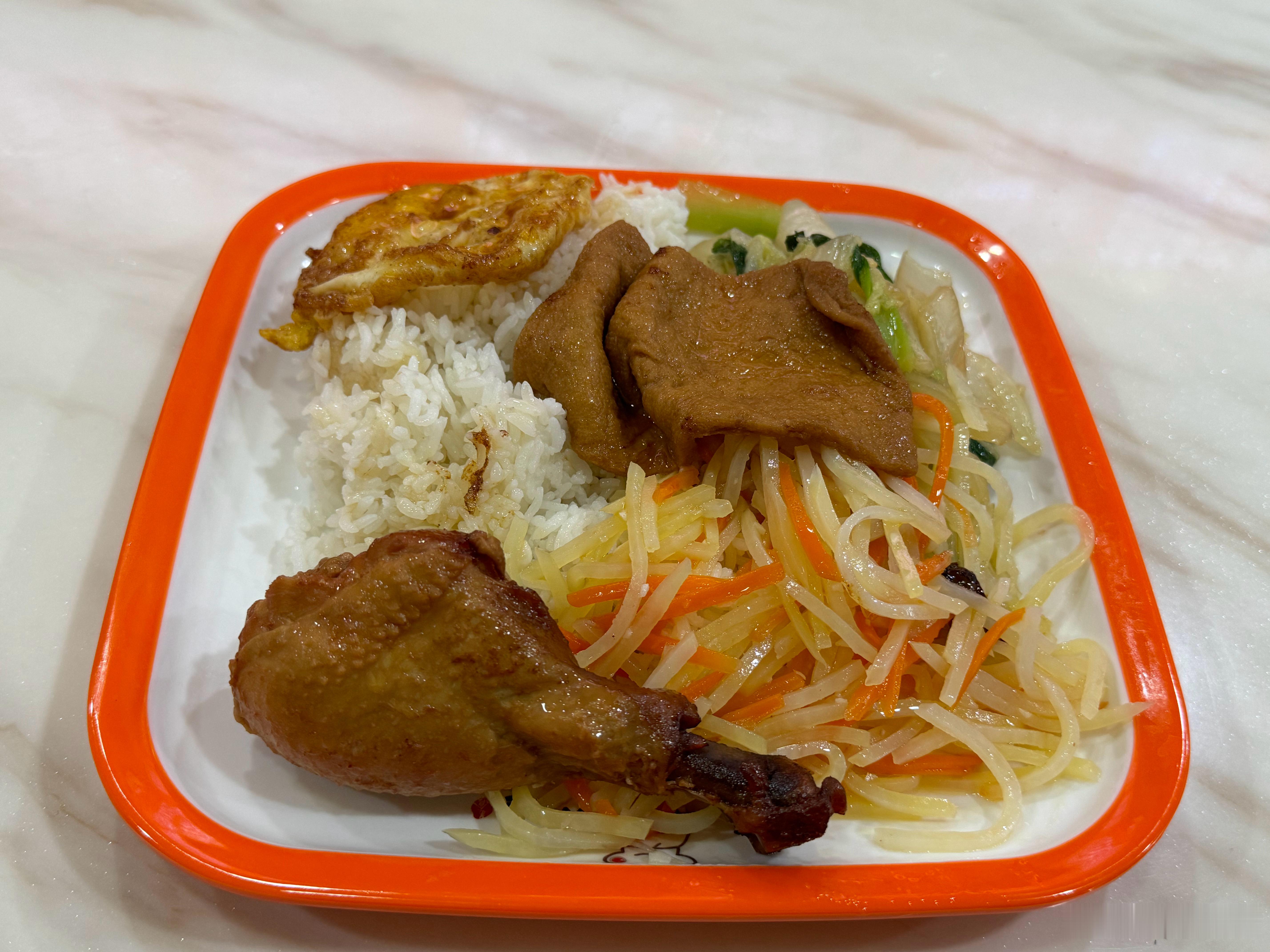 消费15元吃一顿鸡腿饭卖车人最爱的快餐 ​​​